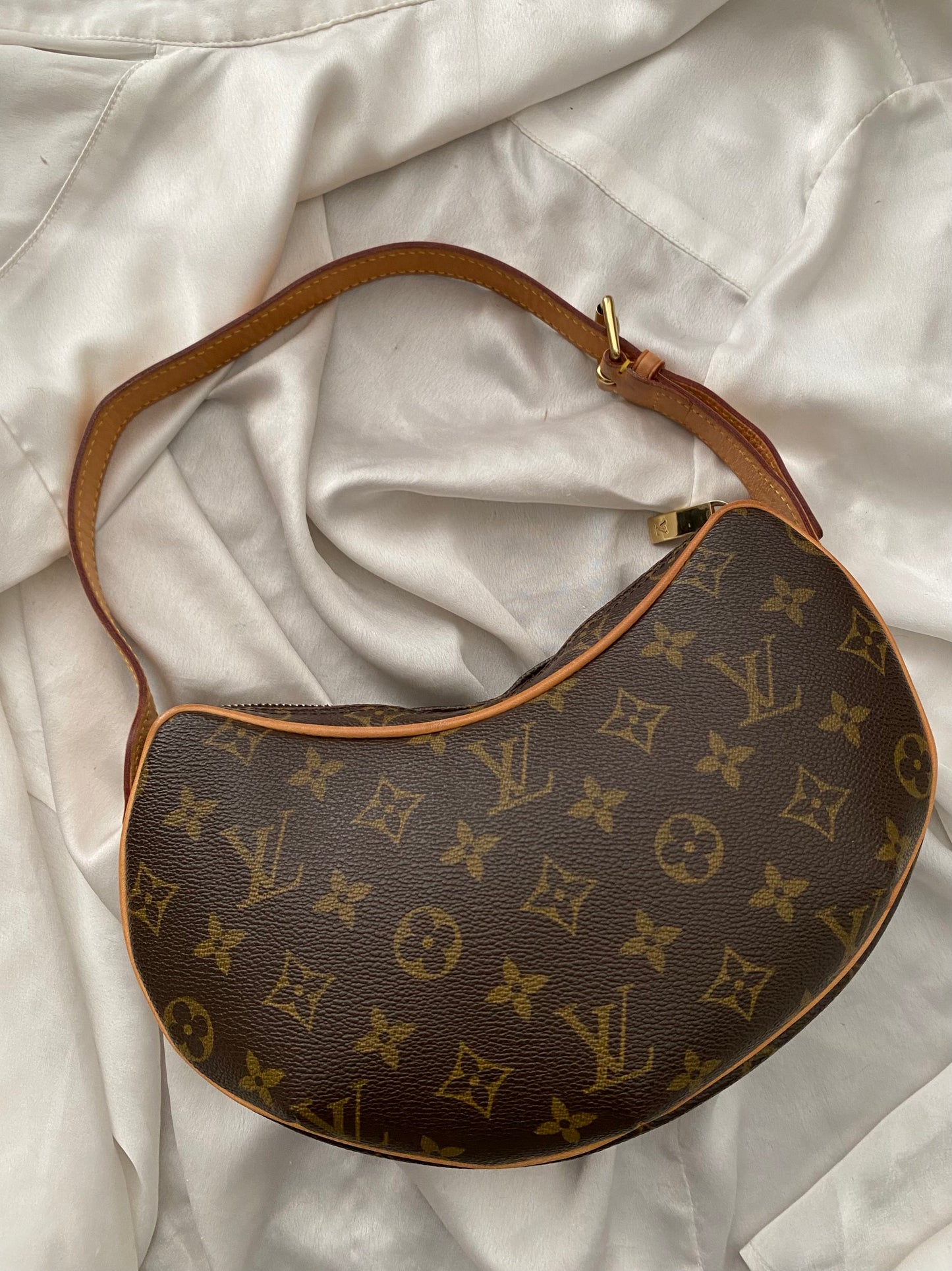 Louis Vuitton croissant pm