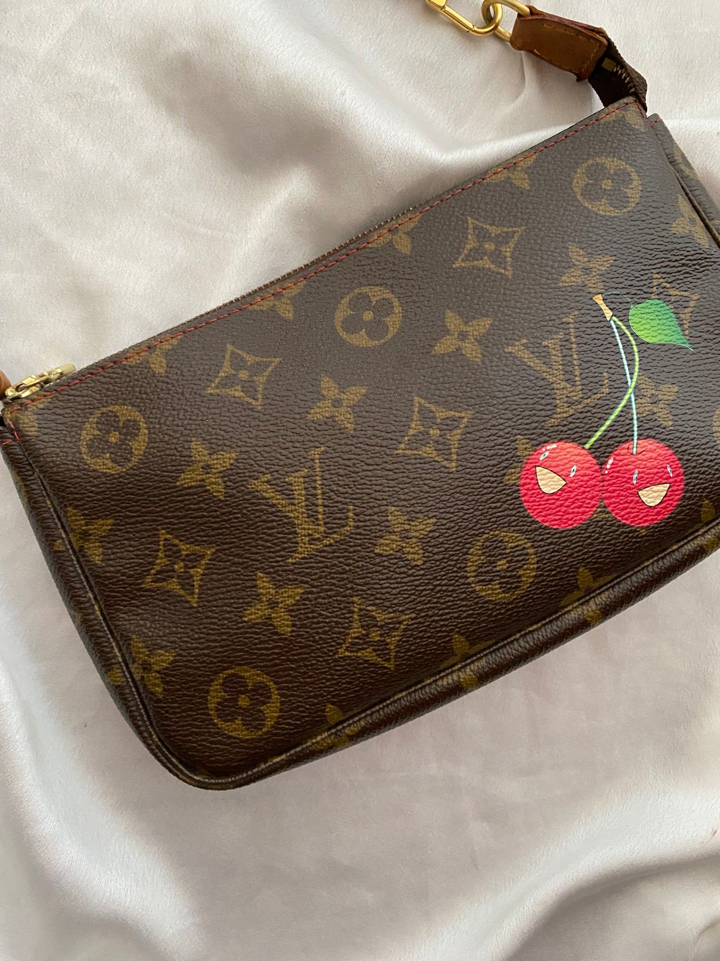 Louis Vuitton pouch accessoire cerises