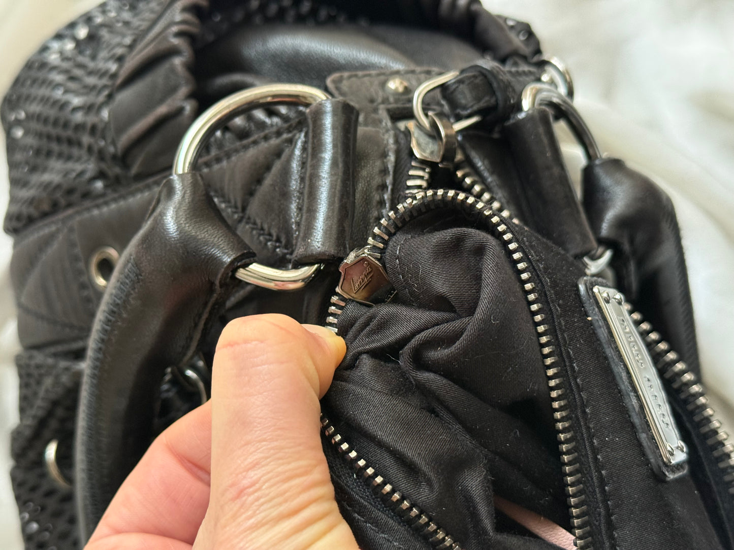 Miu Miu pelle perforata nera