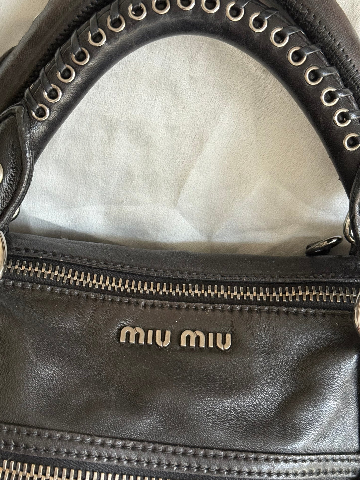 Miu Miu pelle perforata nera