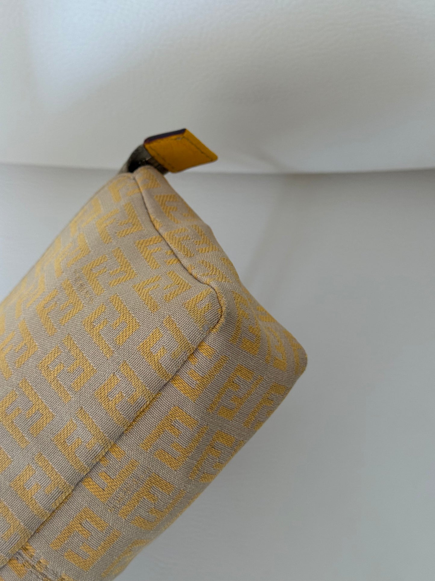 Fendi pochette gold charm triplo manico giallo e beige