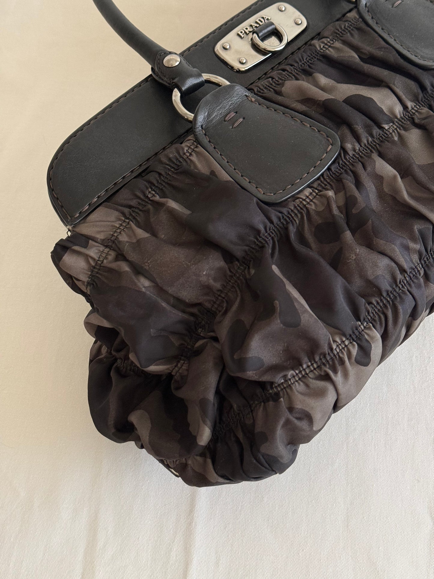 Prada shopping camo fumo
