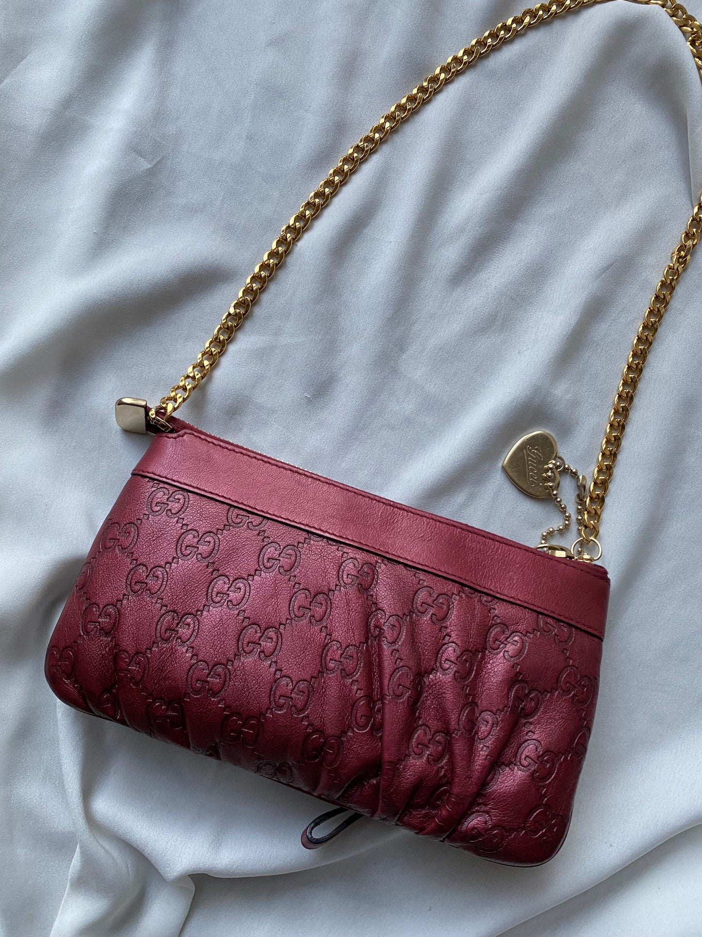 Gucci clutch bag in burgundy with ruby ​​reflections