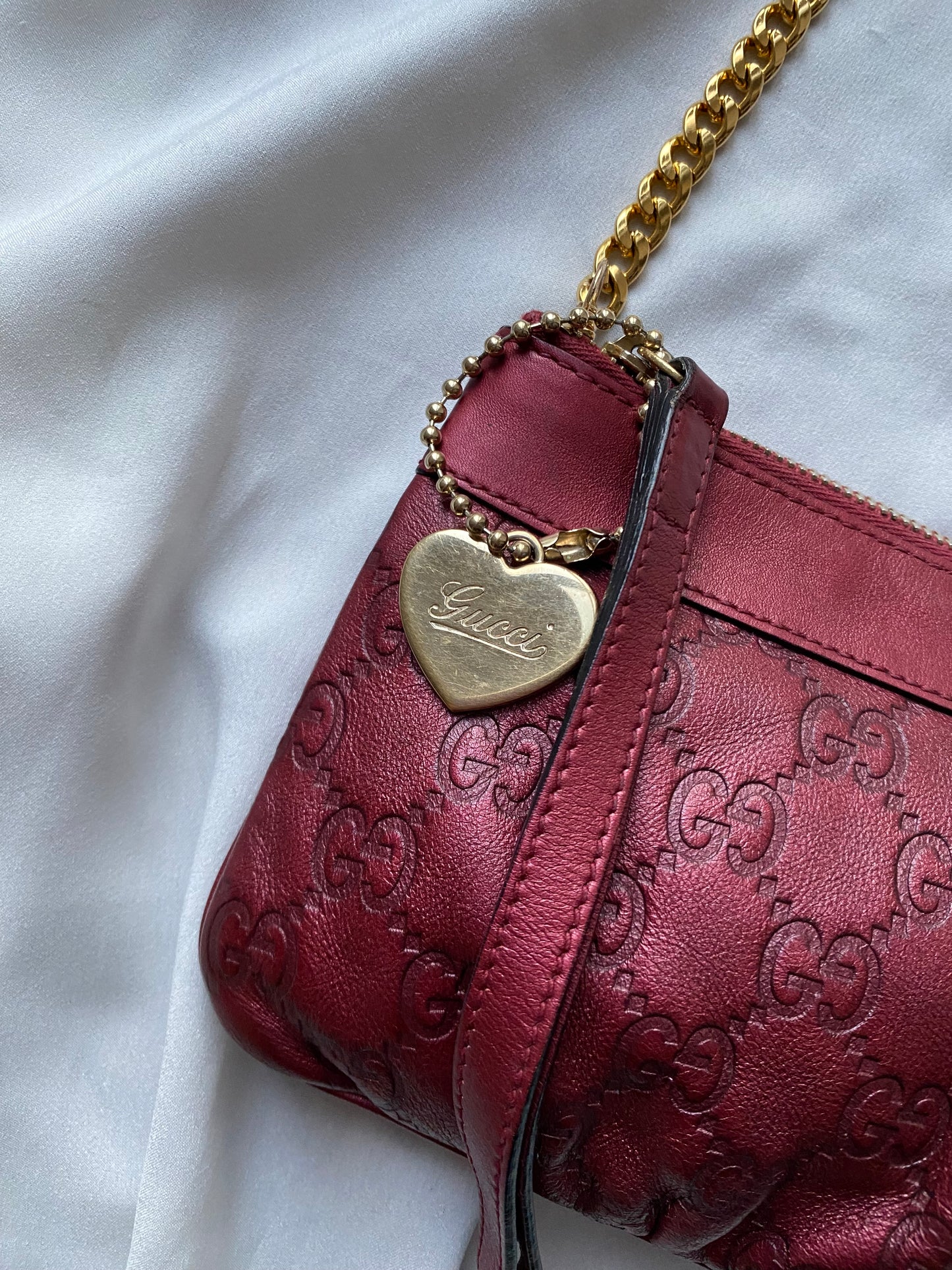 Gucci clutch bag in burgundy with ruby ​​reflections