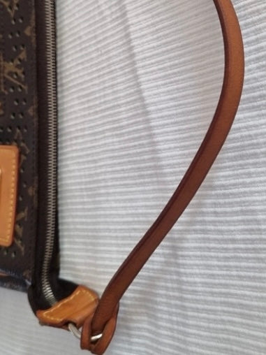Louis Vuitton clutch accessoire perforated green
